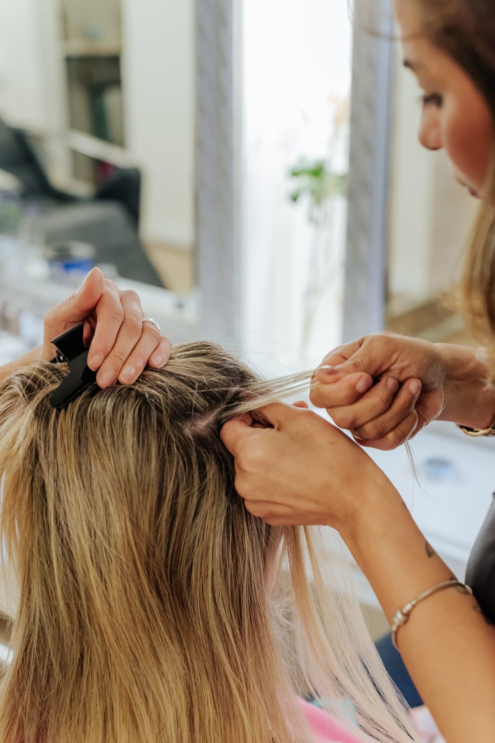 Adriana aplicando extensiones con técnica microring en su local de Montevideo